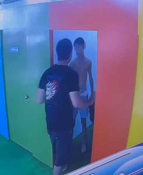 13歲男孩要步出更衣間時,被身形壯碩黑衣男推進去,掐住男孩的脖子,造成頸部與手肘受傷,家長怒告傷害,並po網肉搜,警方正展開追查。圖/翻攝自宜蘭知識+