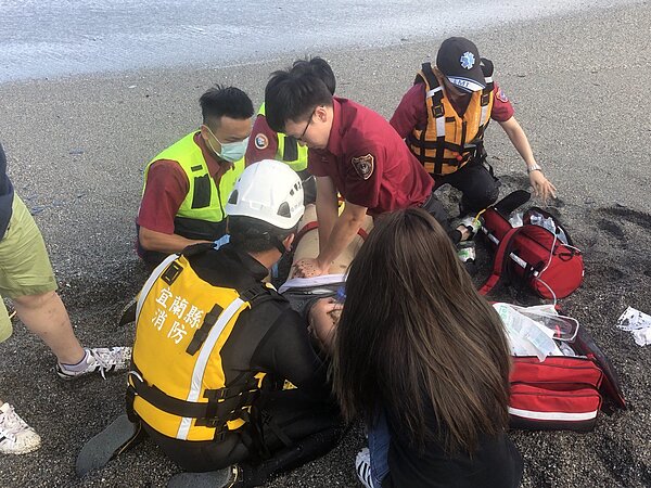 吳姓男子2018年9月2日在內埤情人灣沙灘因救人溺斃,當地屬於陡降型海灘,出海10公尺就是深達百米海溝,人掉到海裡很難拉回來。資料照片/宜蘭消防局提供