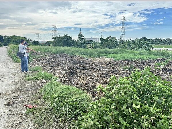 溪州鄉水尾村近日一直飄著惡臭,居民只好緊閉門窗,後來竟發現是溪州大橋下方河川地有羽毛、雞糞等廢棄物而傳出陣陣惡臭。圖/民眾提供