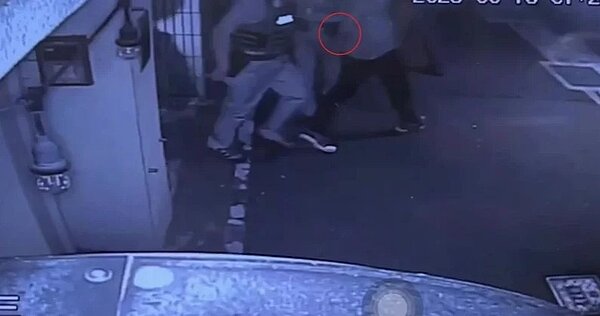 張立昂雙手被反銬準備上警車。記者黃子騰/翻攝