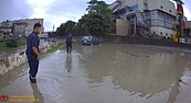 高雄午後瞬間降暴雨！他駕車積水受困　員警救援