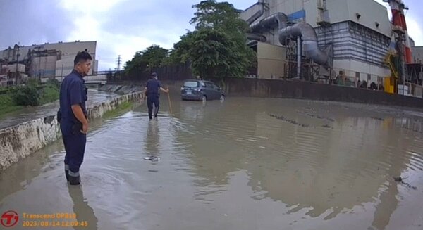 唐姓男子受困防汛道路積水區,經警方協助才解圍。記者張議晨/翻攝