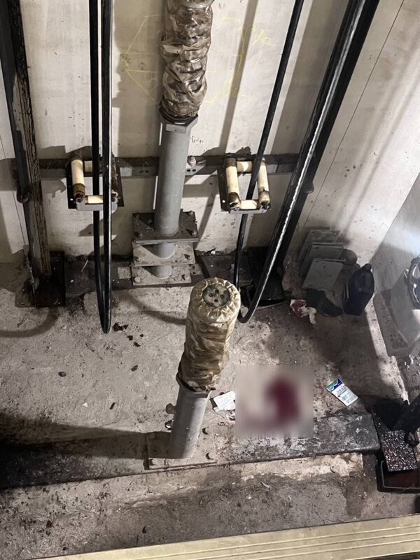 台北市大安區今天中午傳出工安意外，一名工人在維修電梯社區電梯冷氣時，因觸電不慎跌落一層樓高，意識清醒送醫。記者翁至成／翻攝
