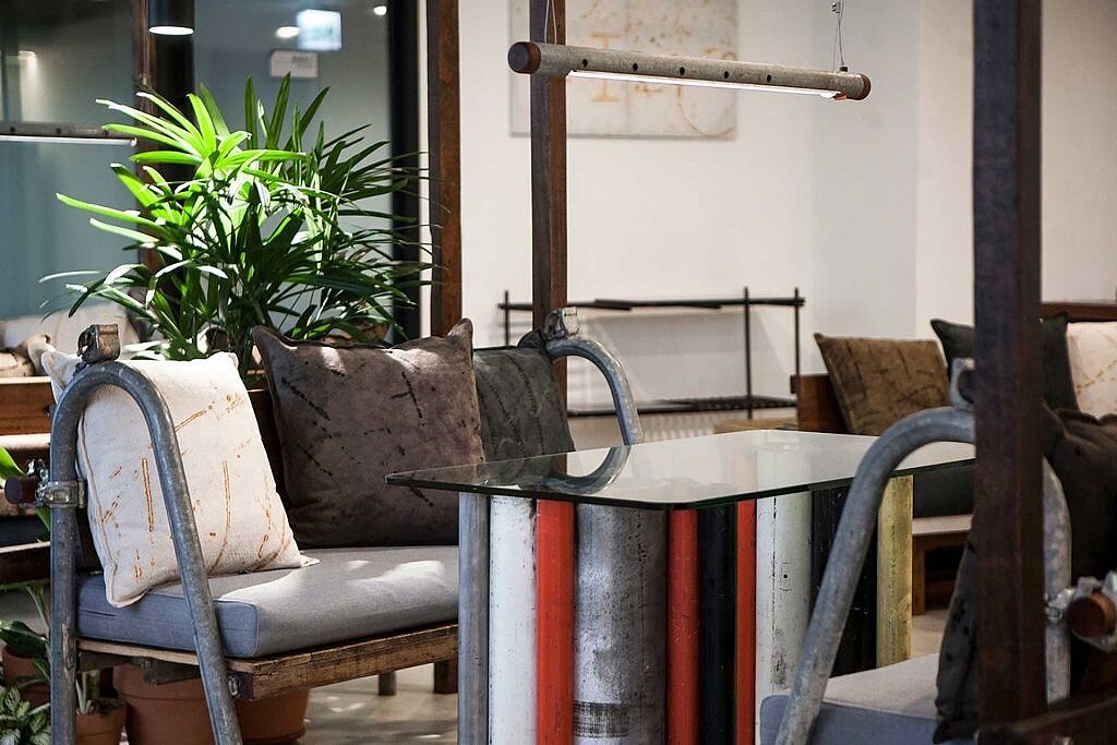 遠雄建設研發廢棄物再利用技術,將工地廢棄物再製成傢俱放置辦公空間。圖/遠雄集團提供