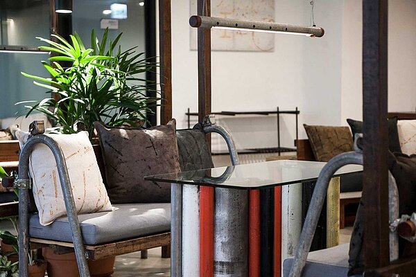 遠雄建設研發廢棄物再利用技術,將工地廢棄物再製成傢俱放置辦公空間。圖/遠雄集團提供