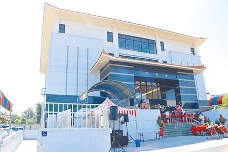 苗栗縣後龍鎮公所斥資1億多元經費,打造「聚善堂」納骨塔。(李京昇攝)