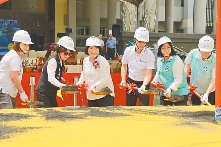 流標19次,嘉義市崇文國小前瞻地下停車場終於順利發包出去,14日正式動土開工。(呂妍庭攝)