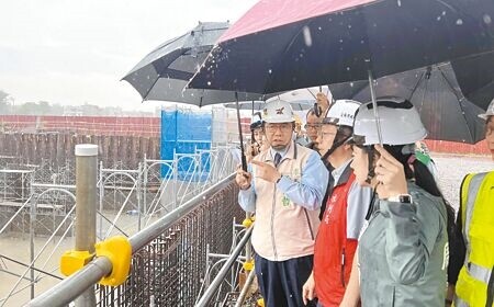 
台南市長黃偉哲（前排左）14日上午冒雨視察施工中的停20抽水站工程。（洪榮志攝）
