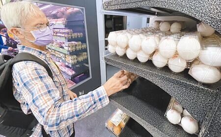 二周後就開學了,因天氣熱,再加上蛋農估算國內供應仍有缺口醞釀漲價,是否會再來一波蛋荒引發外界熱議。圖為民眾在賣場選購新鮮雞蛋。(季志翔攝)