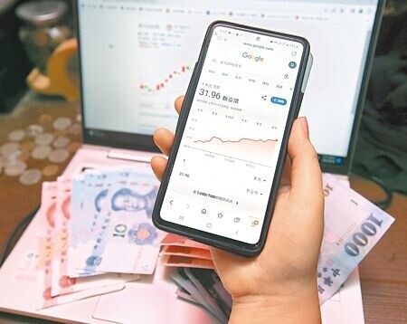 台股14日開低走低，盤中再跌逾200點。台北外匯經紀公司早盤新台幣匯價連續失守31.8及31.9的2道「關卡」，新台幣匯價以31.83元開盤，貶值3.2分。但盤中最低又貶至31.915元，再貶1.17角。（陳君瑋攝）