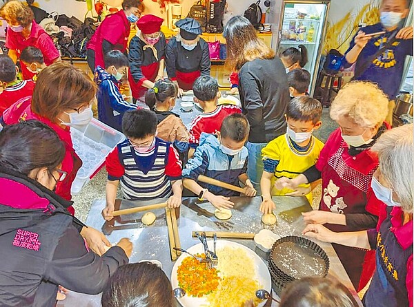 新北樂齡學習中心是提供55歲以上長者活躍老化、終身學習的場域。圖為林口區樂齡學習中心開設食農教育課程，學生與樂齡長者代間共融。圖／新北市教育局提供