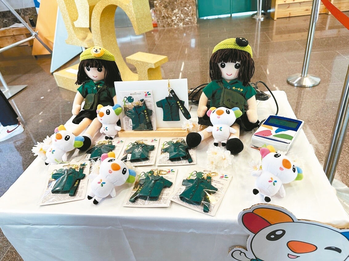 悠遊卡公司推出北一女制服悠遊卡，昨天上午11點開放預購，第一批5千卡不到15分鐘就完售，緊急開放第二批5千卡預購也賣光。記者洪子凱／攝影 