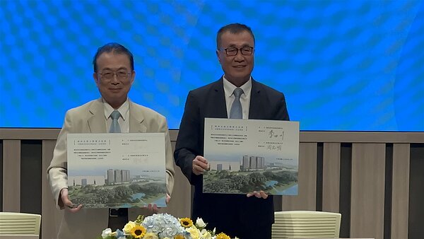 屋齡逾50年的「城南水源公辦都更案」，歷經超過20年整合，北市府今天由副市長李四川（右）與華鼎董事長周志明（左）正式簽約，預計最快2025年動工。記者洪子凱／攝影 