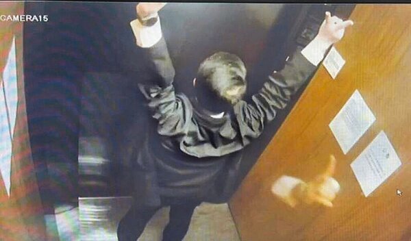 犯下台北市天母豪宅竊案的蕭姓竊賊,得手900多萬後,還在電梯內開心比YA。圖/翻攝畫面