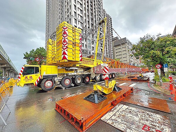 興富發14日展開文心愛悅工地塔吊拆除作業14日進行大型吊車吊臂組裝及加固作業。圖/台中市都發局提供