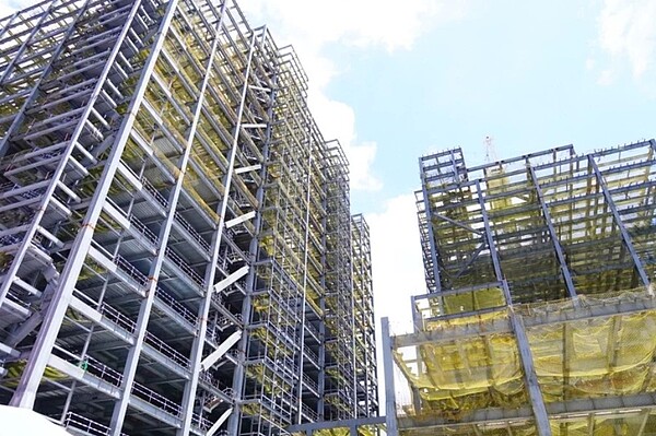 威京集團旗下中華工程斥資136.36億,在土城工業區打造中工雲宇宙AI園區(圖),昨舉行上梁典禮;新北市長侯友宜與威京總部集團主席沈慶京參與儀式。記者劉懿萱/攝影