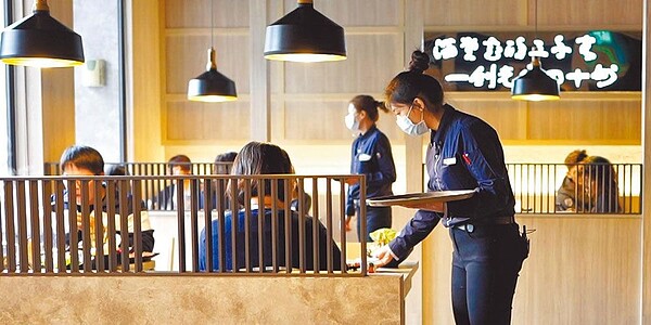餐飲集團上調起薪,引爆下半年餐飲業搶人大戰。圖/本報資料照片