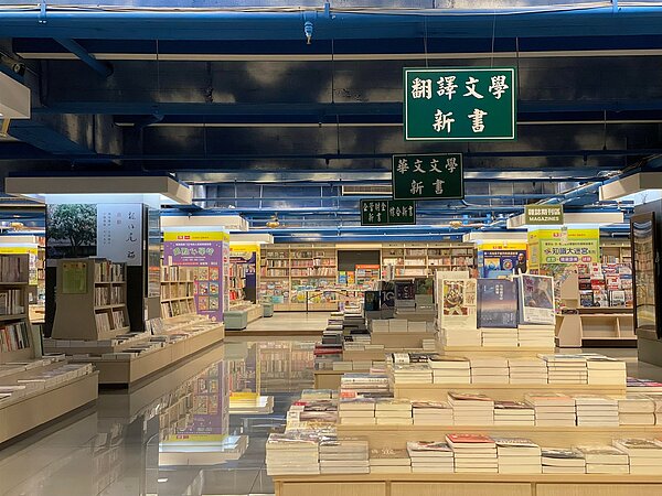 政大書城經內部研議後決定不停業,續留台南經營更為此段時間的紛擾道歉,並祭出購書優惠回饋讀者。圖/截自政大書城臉書