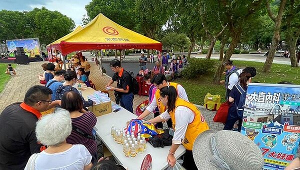 永慶房屋準備多種的卡通氣球贈送現場大小朋友,為里民帶來歡樂父親節氣氛。圖/永慶房屋提供