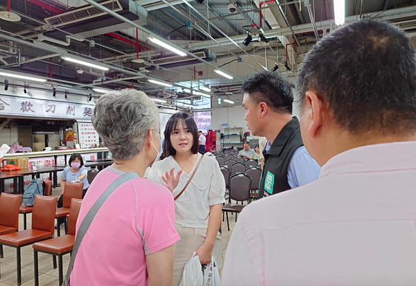 民眾黨台北市議會黨團副主任吳怡萱（左二）、民眾黨議員張志豪（右二）。圖／引用自吳怡萱臉書