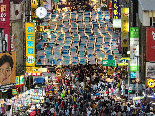 去年從苑裡火車站前的馬卡龍漂浮傘、冰條燈等藝術元素裝置,還一度成為網美朝聖景點,。圖/張麥斯提供