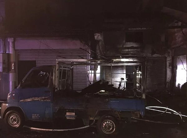 雲林斗南一處民宅今晨火警造成2死,經查貨車上疑有瓦斯桶,瓦斯桶與貨車同時燃燒,警方不排除有人為因素,全案正在調查中。記者陳苡葳翻攝