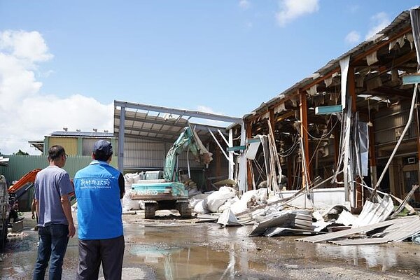 強制拆除艾斯巴達違建,竹縣府:公權力不容挑戰。圖/新竹縣工務處提供