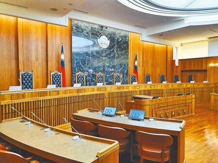 遭凌虐的女童在垃圾桶翻找剩食,8歲體重僅13.5公斤,狠心繼父判刑定讞要坐牢。圖為最高法院法庭。(本報資料照片)