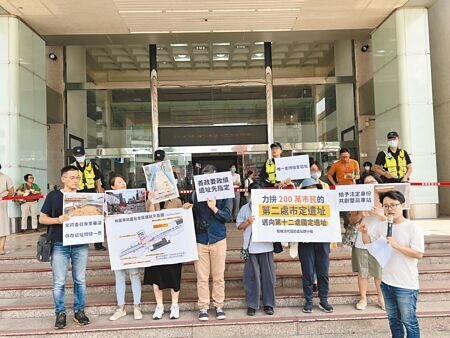 「搶救清代鐵道遺址群小組」15日在桃市府前陳情,強調桃園火車站是非常珍貴的五代共構,呼籲審議委員讓鐵道遺址進入指定審查程序,唯有取得法定身分,才能有《文化資產保存法》的最高等級保障。(蔡依珍攝)