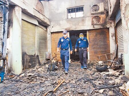 雲林縣斗南鎮杜姓男子15日凌晨縱火,造成父親、弟弟、無血緣關係的妹妹等3人喪命。圖為鑑識人員在現場勘驗。(周麗蘭攝)