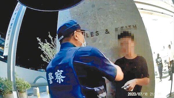 捷運警察在中山站4號出口盤查試圖搭訕女性的男子。(翻攝畫面/李文正台北傳真)