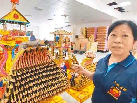 彰化縣鹿港地藏王廟總幹事林慧娟表示,今年首度有警政機關訂製超度法船。(孫英哲攝)