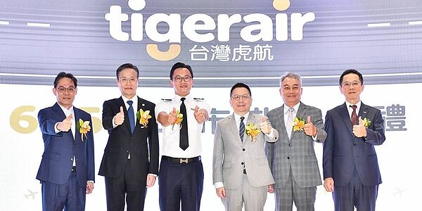 台灣虎航15日於在創新板掛牌上市，台灣虎航董事長陳漢銘（左三）、總經理張明瑋（左二）、證交所董事長林修銘（右三）等出席合影。圖／王德為
