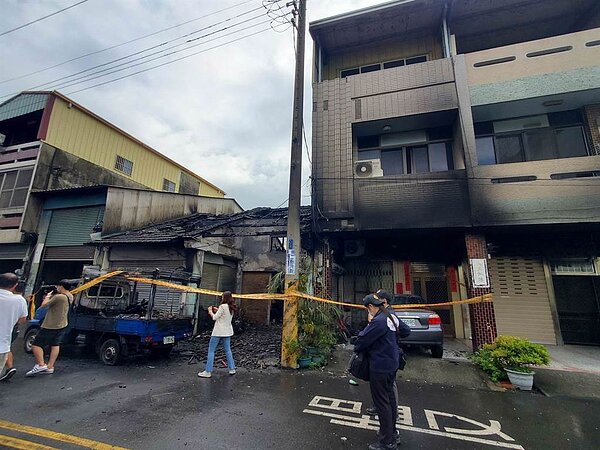 斗南鎮北興路火災現場一片破碎屋瓦。（周麗蘭攝）