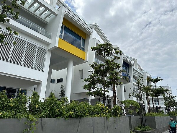 安平港區七棟VILLA對外銷售,一棟VILLA都有一個遊艇停泊位、四個車位,並會附送一艘價值3,500至4,000萬元的遊艇,一棟VILLA開價2.5億元,已售出一戶。記者楊文琪/攝影