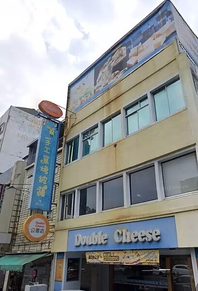 「Double Cheese 手工窯烤披薩」台南公園店，日前宣告因整體建築翻修，營運至8月31日為止。圖/翻攝自google地圖
