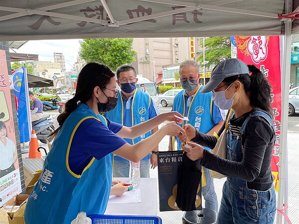 台慶不動產嘉南區經管會熱心擔任捐血活動客服和志工，助活動圓滿順利。圖／永慶房產集團提供