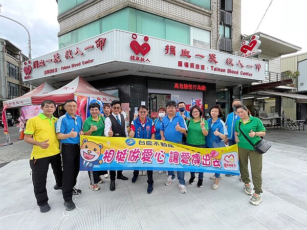 嘉南區有巢氏房屋與台慶不動產響應由嘉義市郭姓宗親會主辦的捐血活動，號召民眾一起做公益。 圖／永慶房產集團提供