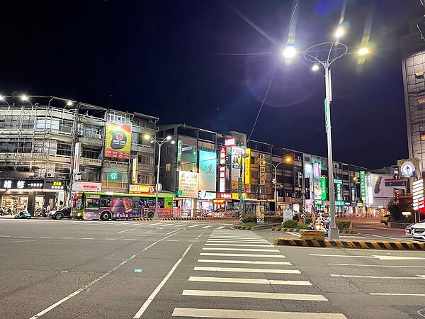 建設局今年7月底陸續完成十大易肇事路口照明改善。圖/台中市建設局提供