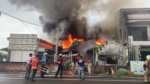 台南市安南區2樓木造民宅全面燃燒　屋主及時逃出。記者黃宣翰／翻攝