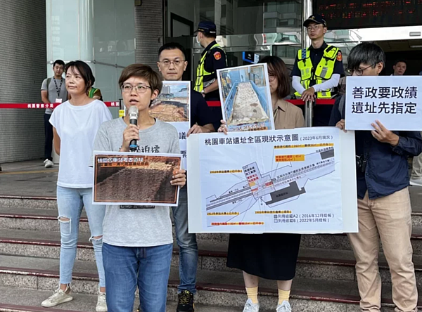 桃園火車站進行捷運施工時意外挖到清代鐵路,文史團體昨早到市府廣場陳情,呼籲遺址應列為法定文資,避免再受破壞。記者朱冠諭/攝影