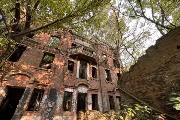 今天農曆開鬼門，嘉義縣民雄鄉「劉家古厝」，二戰後人去樓空，靈異傳言不斷，成為全台聞名四大鬼屋之一。圖／聯合報資料照片