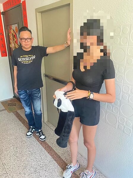 警方找到搭霸王車的陳姓女子,她聲稱自己沒錢、男朋友也沒錢,所以躲著不敢下樓。圖/記者林昭彰翻攝