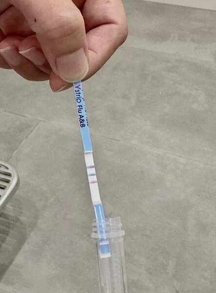 流感快篩試劑出現3條線,不只護理師傻眼,醫師也稱罕見。 圖/翻攝自粉專柳雱邁小兒科