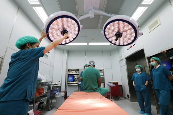 台灣民眾迷信民俗說法,認為鬼月不可開刀,外科醫師表示,有區域醫院因此觀察到開刀枱數下降,醫學中心則因處理各地轉院的急重症病患,手術量較不受影響;圖為開刀房示意圖。聯合報資料照片。