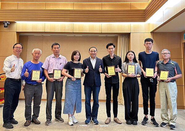 市長親自頒獎表揚鼓勵本市魅力民宿業者。圖/觀光旅遊局提供