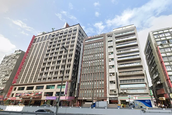忠孝西路一段上整棟商辦,法人以13.27億元整棟買下。翻攝自Google