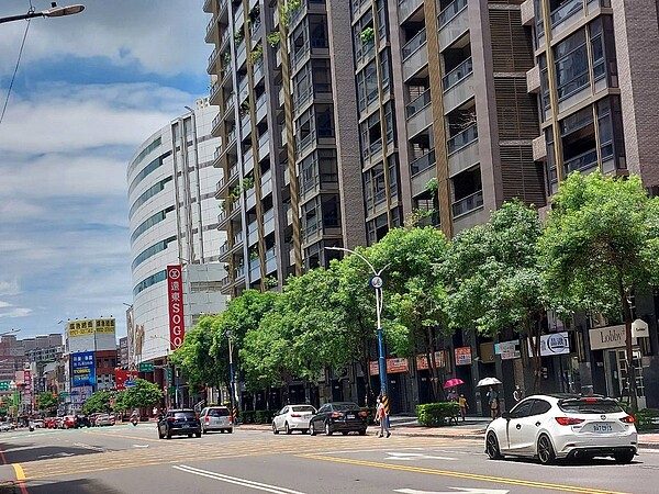 七都預售屋買氣創次高、「這」最猛!打臉總統大選房市「停看聽」之說 中壢海華特區非常便利、什麼機能都有,加上距離中壢火車站也近,成自住客買房熱門區域。圖/好房網News記者林和謙/攝