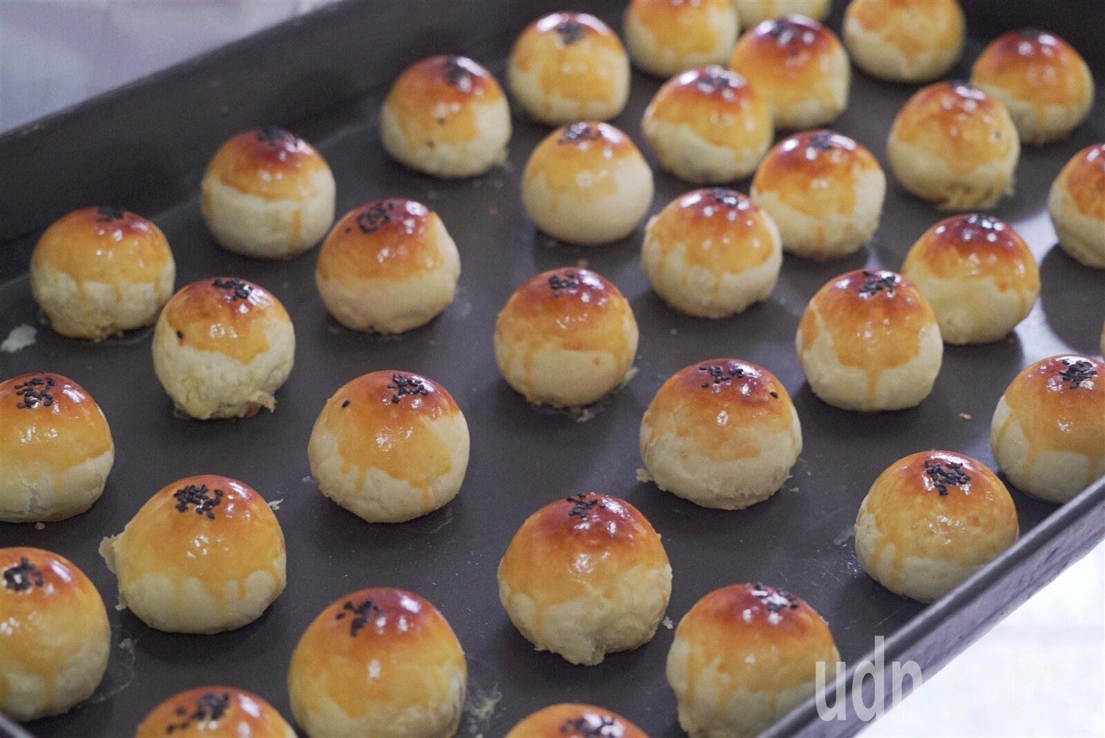 彰化監獄儒林工坊的「鐵窗牌月餅」去年創下一天完售記錄，也是全台最難訂的月餅之一。記者林宛諭／攝影 