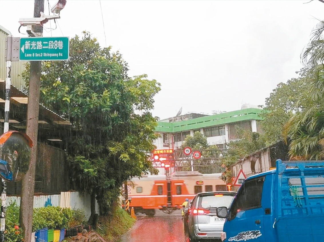 桃園鐵路地下化平鎮南端火車目前引道位置，計畫封閉新光路二段8巷平交道，民代和地方陳情要求南移過台66線。記者曾增勳／攝影 